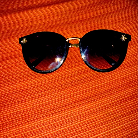 GUCCI BLACK SUNGLASSES WITH GOLD DETAIL - Picture 1 of 5
